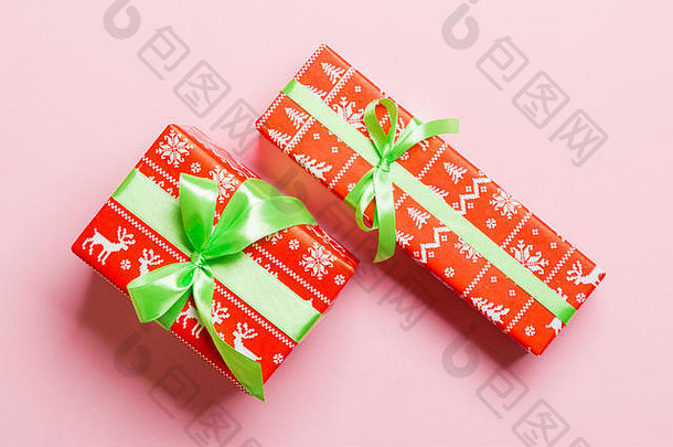 礼物盒子绿色弓圣诞节一年一天粉红色的背景前视图