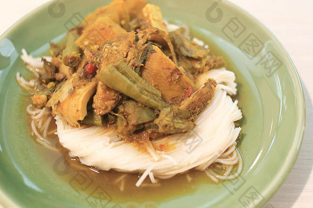 咖喱鱼腰面（KHANOM CHIN），由泰国食物中的蔬菜、大米发酵制成的粉丝制成。