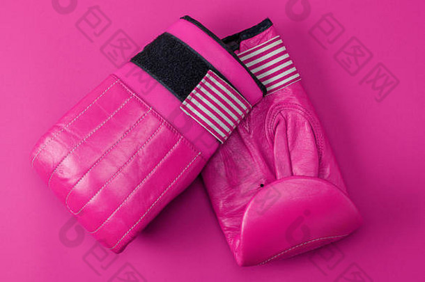 全新粉色运动皮革拳击手套，粉色背景，俯视图