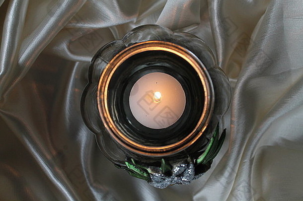 玻璃易碎复古风格灯笼，内有明亮燃烧的蜡烛，丝质