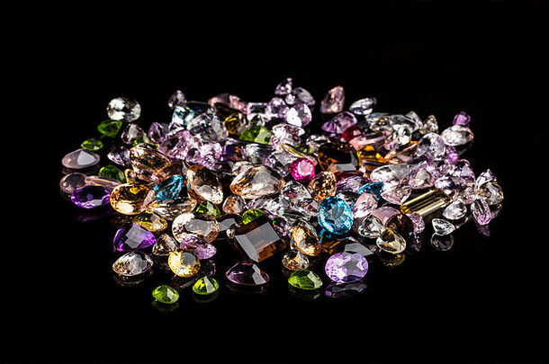 水晶石头宝石紫色的矿物标本