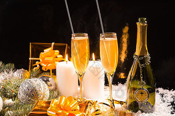 节日圣诞节生活罗马焰火筒长笛浪漫的香槟金礼物装饰物燃烧蜡烛冬天雪黑暗背景