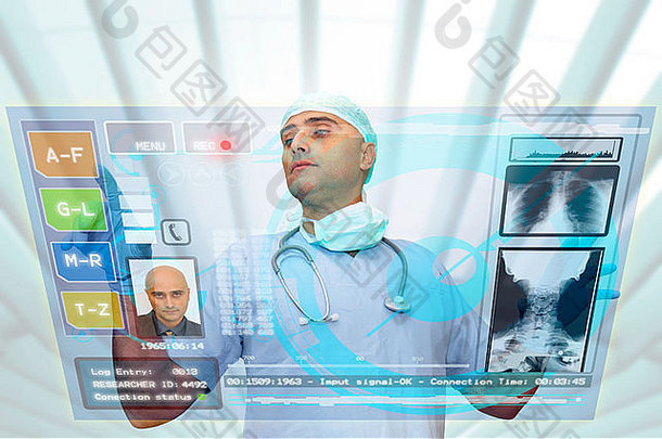 医生使用高科技电脑屏幕查看患者数据