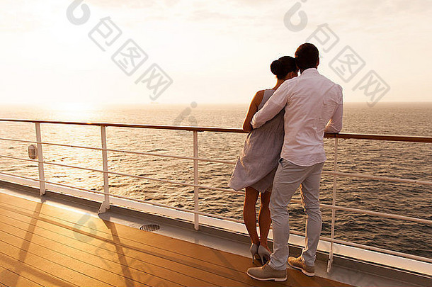 年轻夫妇在游轮上拥抱日落的后视图
