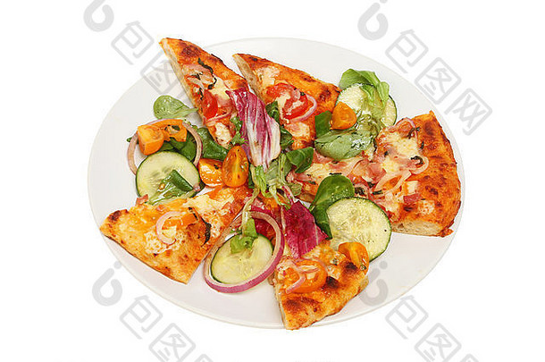 披萨片穿着混合沙拉板孤立的白色