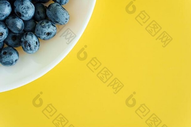 水果和燕麦、维生素、健康食品和饮料、传统医药、美食概念-白色盘子中紫色和蓝色蓝莓的布局