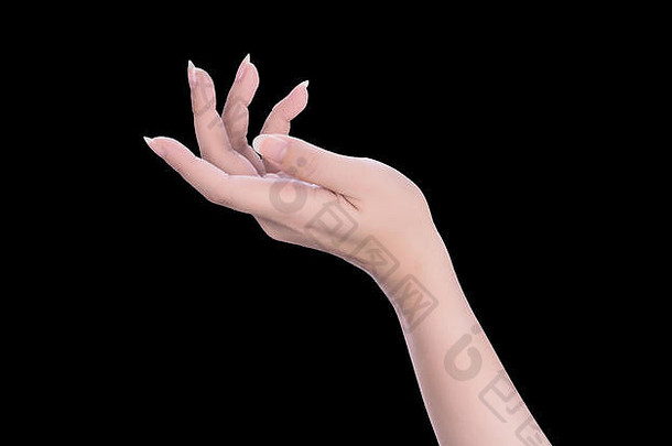美丽女人的手孤立在黑色背景下，抱着一个虚拟的东西或手部美甲护理的概念，特写。
