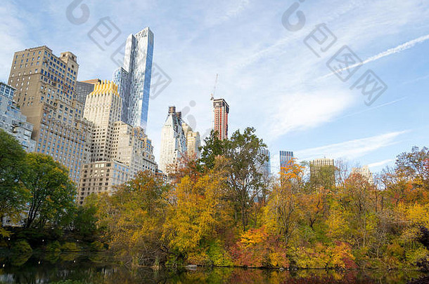秋天是中央公园全盛的季节，这种天际线与自然的融合是纽约<strong>独有</strong>的