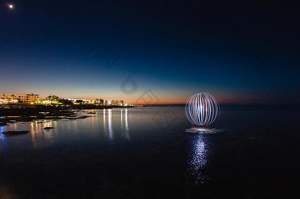 未来主义的发光的球背景日落海岸塞浦路斯