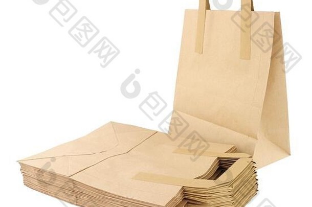 一组折叠和展开的普通牛皮纸外卖食品袋，把手隔离在白色背景上