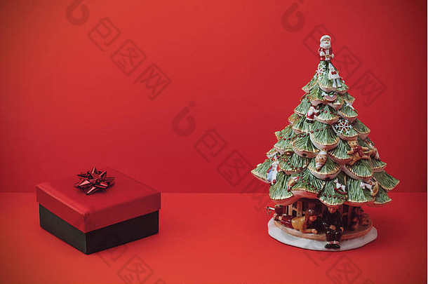 古董圣诞节礼物树红色的背景