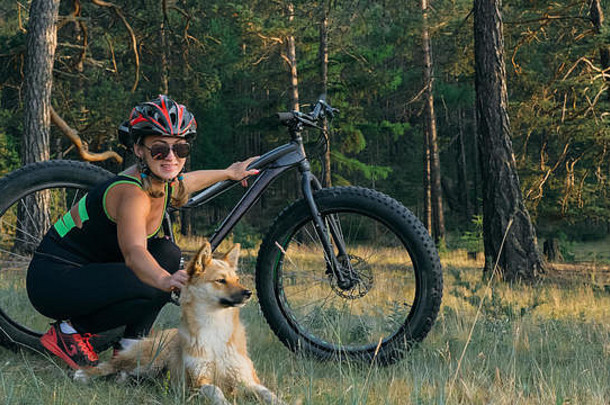 胖自行车也被称为胖自行车或胖轮胎自行车在夏天骑在森林里。