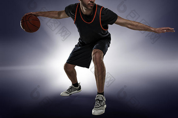 <strong>篮球</strong>运动员持球的全幅肖像