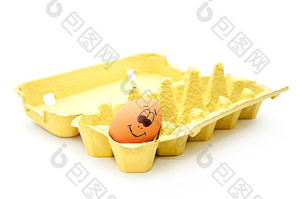 一组新鲜的鸡蛋，画着各种各样的表情，排列在一个鸡蛋纸盒里，与白色相对。