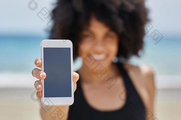 手持全新智能手机的快乐黑人女孩画像