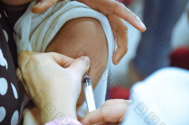肩上接种疫苗的儿童。儿童疫苗。
