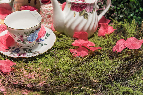 豪华奶油茶野餐派对场景，花瓣和老式陶瓷茶具