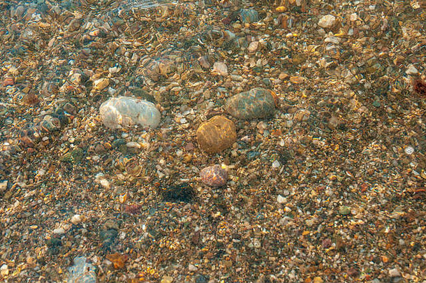 海边与潮汐相互作用的一群卵石。
