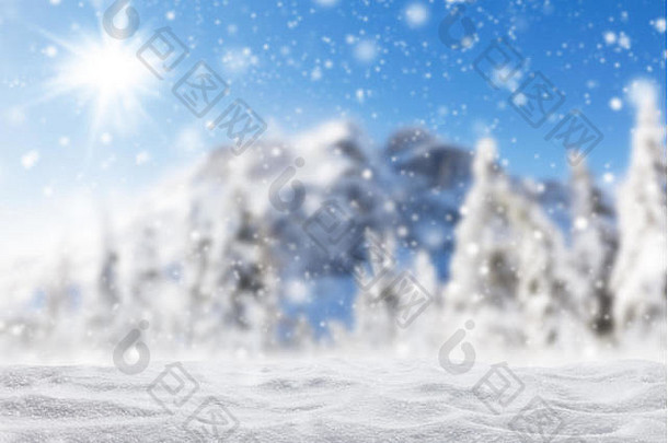 美丽的冬季景观，理想的滑雪道。蓝天，阳光明媚，背景是高山