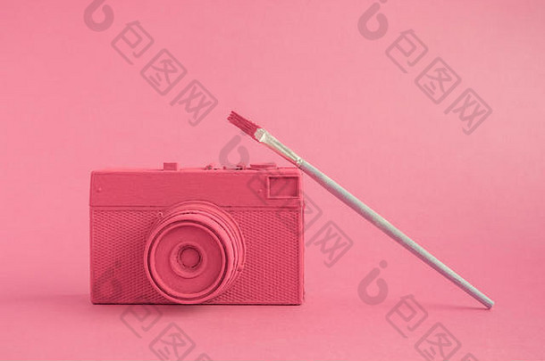 粉彩红色复古胶片照相/摄像机，带画笔，最小艺术创意概念。