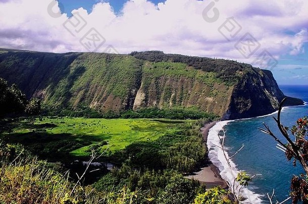 夏威夷威皮奥山谷的景观，展示山脉、悬崖和大海。