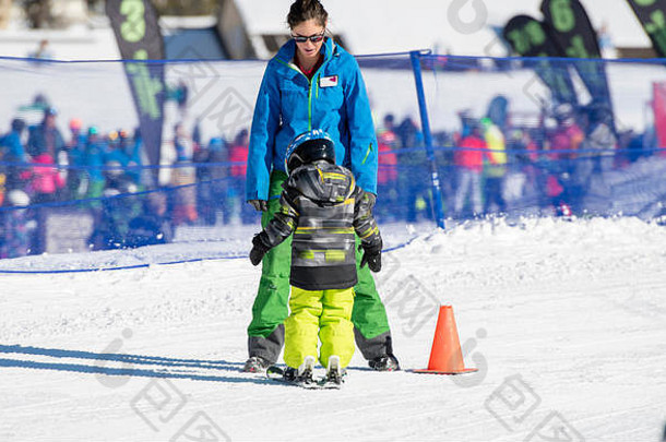 滑雪教练一年蹒跚学步的男孩山度假胜地