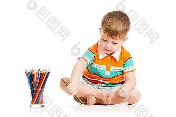 有趣的小男孩用彩色铅笔画画