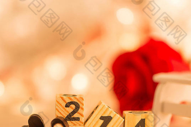 概念情人节周年纪念日婚礼庆祝活动提出心形状白色木板凳上散景背景特写镜头
