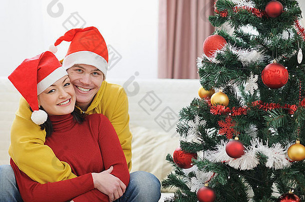 年轻的夫妇支出圣诞节时间