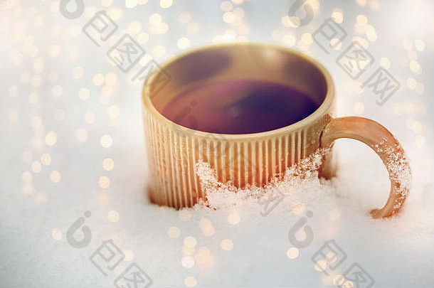 雪地里的茶杯或咖啡杯