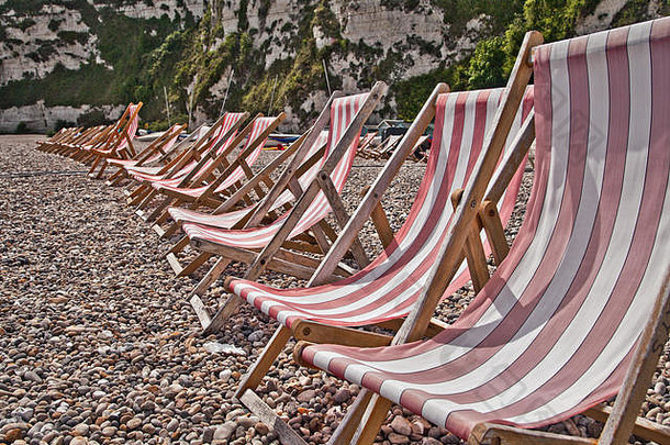 卵石海滩上的红色躺椅