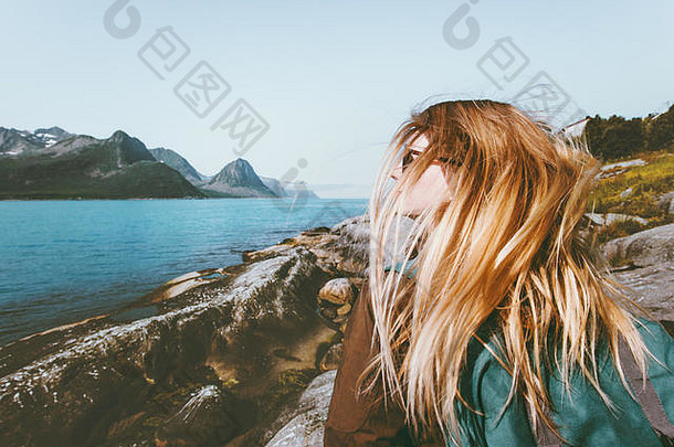 女人旅游挪威海边享受视图户外金发女郎头发风旅行假期自由生活方式