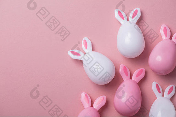 复活节鸡蛋兔子耳朵柔和的粉红色的背景