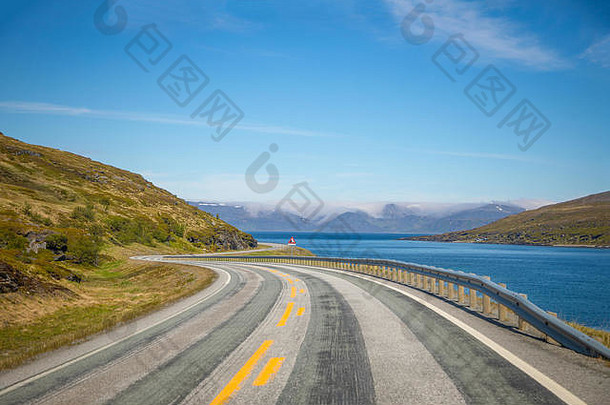 挪威北部沿峡湾的美丽道路