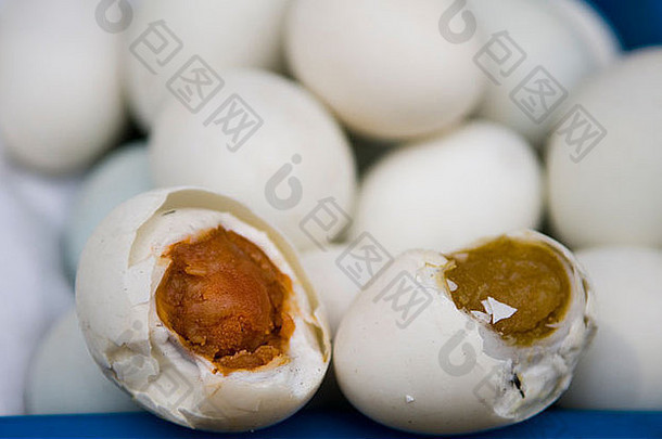 中国人煮熟的鸡蛋出售早餐当地的市场