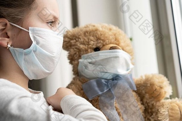 伤心孩子泰迪熊保护医疗面具孩子们疾病科维德疾病概念