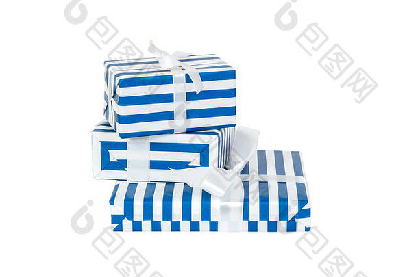 一组用蓝色纸和白色丝带手工制作的圣诞或其他节日礼物。在白色背景上隔离，俯视图。感恩节礼品盒公司