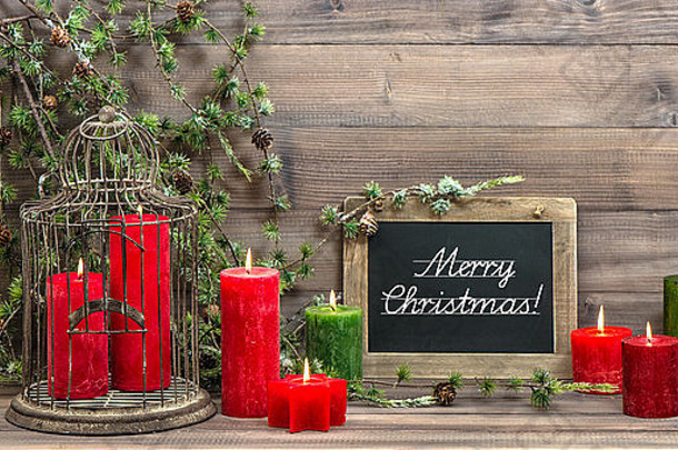 古董圣诞节装饰红色的蜡烛松分支怀旧首页室内黑板上木背景样本