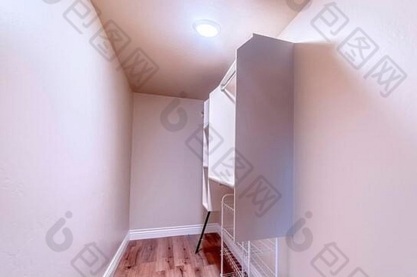 Panorama步入式衣柜，带金属杆，壁挂式白色橱柜上有搁板
