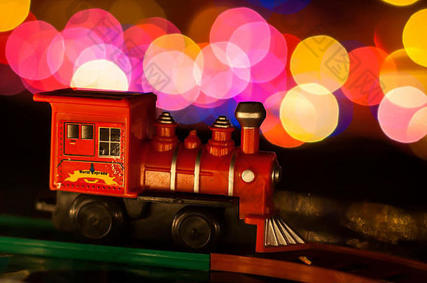 圣诞灯和玩具火车引擎。