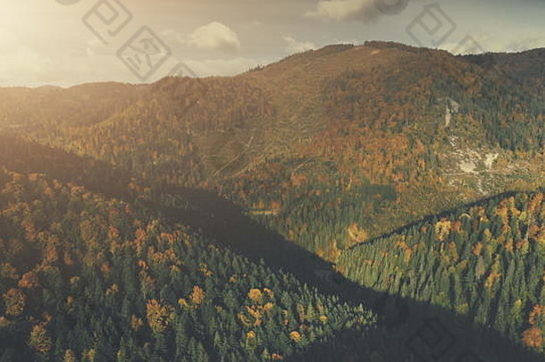 秋天日落森林山风景空中视图明亮的野生动物自然五彩缤纷的山树坡概述史诗高地岩石景观扭曲的农村路间隔拍摄无人机飞翔