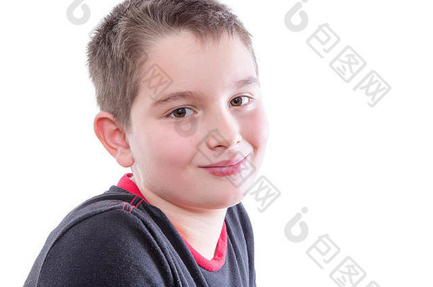 在斯图，头和肩膀特写镜头拍摄到一个穿着黑色和红色T恤的年轻男孩，在镜头前微笑