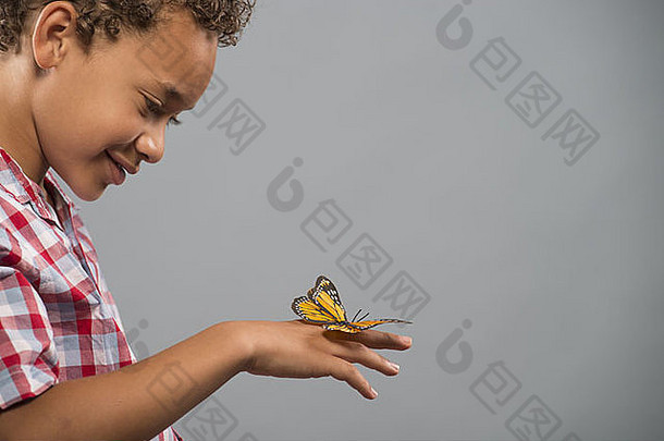 犹他州美国孩子手上拿着蝴蝶，一动不动