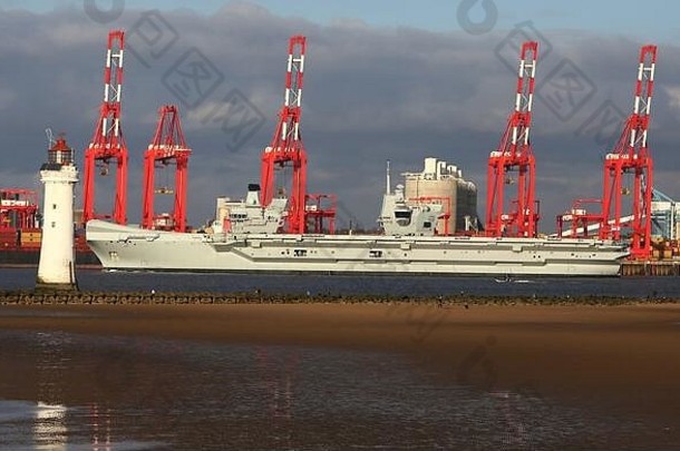 英国皇家海军威尔士亲王号离开利物浦，请看伊恩·费尔兄弟/阿拉米股票照片