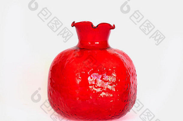 红色玻璃制成的石榴形花瓶