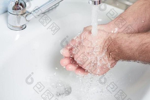 卫生概念。用肥皂洗手，在水龙头下面用水。<strong>冠状病毒防护</strong>