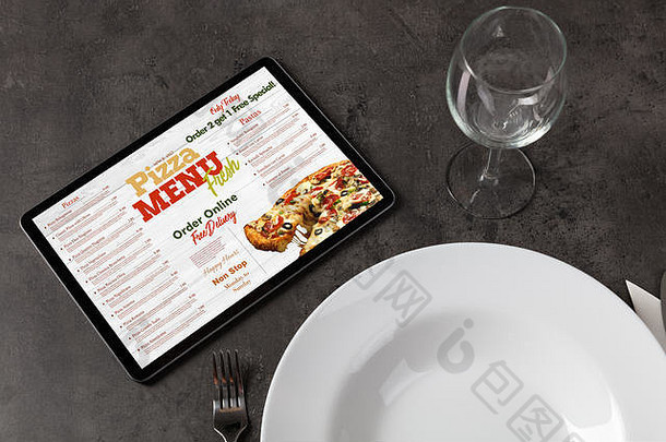 不间断带餐具概念的在线比萨饼菜单