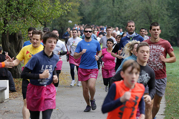 保加利亚索非亚——2016年10月15日：在5公里的短跑中，参赛者穿着粉色裙子跑步。这次跑步的目的是提高运动成绩