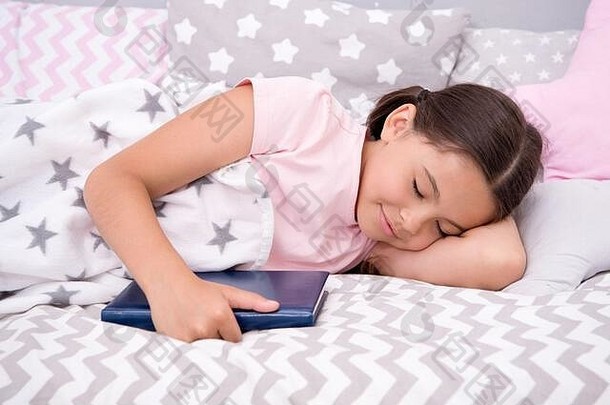 你读得越多，睡得越好。小孩睡在床上。睡觉时间。就寝时间。童年的睡眠。健康的睡眠<strong>习惯</strong>。保健和儿童保育。晚安睡美人。