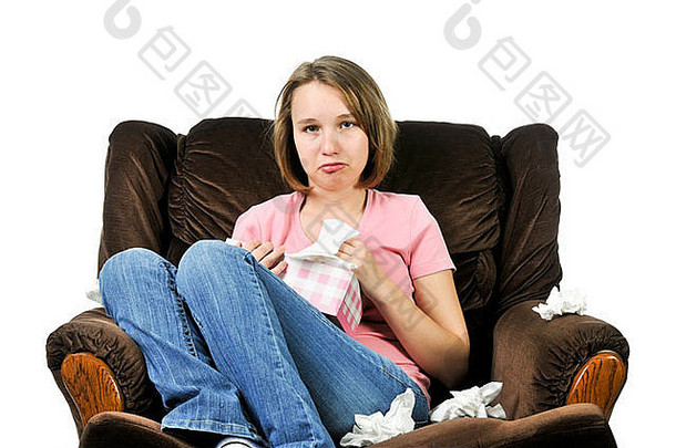 患感冒的少女坐在带<strong>纸巾盒</strong>的椅子上